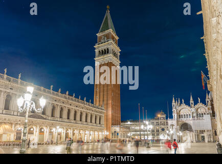 Venedig, Italien - 29. April: Malerische Aussicht bei Nacht von Piazza San Marco (St. Mark's Square), soziale, religiöse und politische Zentrum von Venedig, Italien Stockfoto