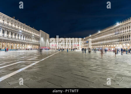 Venedig, Italien - 29. April: Malerische Aussicht bei Nacht von Piazza San Marco (St. Mark's Square), soziale, religiöse und politische Zentrum von Venedig, Italien Stockfoto