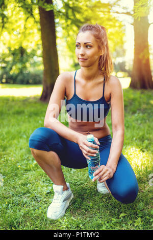 Junge fitness Frau ruht afther harten Trainings in der City Park. Stockfoto