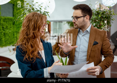 Junge Führungskräfte und Kollegen arbeiten mit neuen Startprojekt und Analysieren graph Pläne. Stockfoto