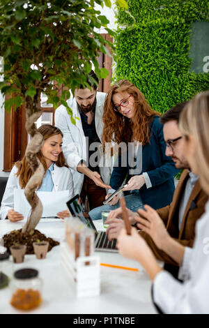 Universität Biologen Kollegen unter Experiment auf sprießen und die Analyse der Probe der Anlage in das Labor. Stockfoto