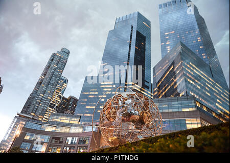 New York, USA - 26. Juli 2012: Globus Monument im Central Park in New York am grauen Himmel Hintergrund Stockfoto