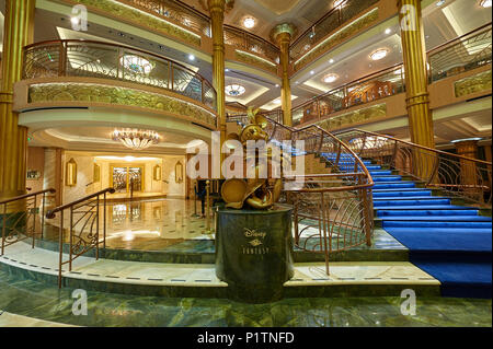 New York, USA - 27. April 2015: Haupthalle im Disney Fantasy Kreuzfahrtschiff mit keine Personen Stockfoto