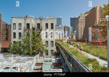 New York, Vereinigte Staaten - 12 August, 2012: die Menschen in Hign line New york city Spaziergang an einem sonnigen Tag Stockfoto