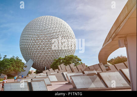 New York, USA - 30. August 2012: Epcot Disney Park. Menschen spielen in großen Disney World Park an einem sonnigen Tag Stockfoto