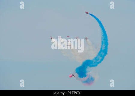 RAF Red Arrows über RAF Cosford während Cosford Airshow 2018. Rot 1 Rauch nicht während der Show. Stockfoto