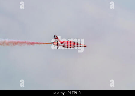 RAF Red Arrows über RAF Cosford während Cosford Airshow 2018. Rot 1 Rauch nicht während der Show. Stockfoto