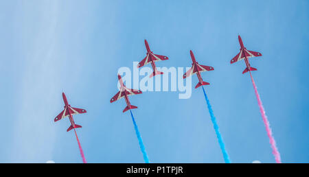 RAF Red Arrows über RAF Cosford während Cosford Airshow 2018. Rot 1 Rauch nicht während der Show. Stockfoto