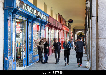 Madrid, Spanien: Touristen Einkaufen im Bazar von Madrid an der Plaza Mayor. Stockfoto