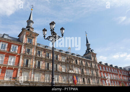 Madrid, Spanien: Die Fassade der Casa de La Panaderia in der Plaza Mayor. Stockfoto