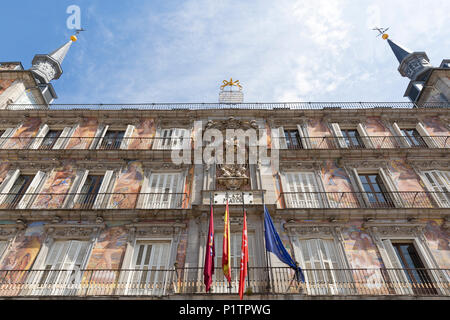 Madrid, Spanien: Die Fassade der Casa de La Panaderia in der Plaza Mayor. Stockfoto