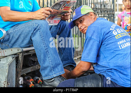 Man glänzende Schuhe in der Innenstadt von Guayaquil, Ecuador Stockfoto