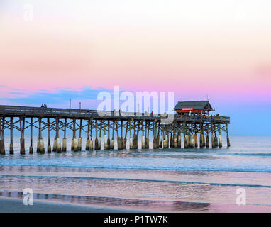 Das Ende der Cocoa Beach Pier in der Abenddämmerung. Stockfoto