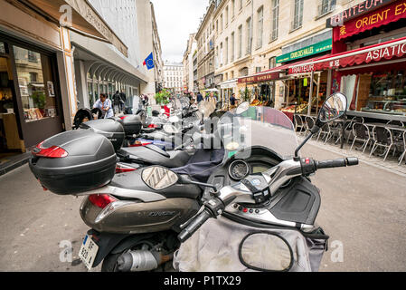 Eine große Anzahl Roller auf einem Pariser Straße geparkt Stockfoto