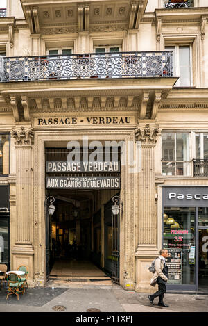 Die Fassade zur Passage Verdeau, einer der überdachten Passagen von Paris. Stockfoto