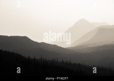 Schwarze und weiße Wald und Berge im Rauch von Waldbränden Stockfoto