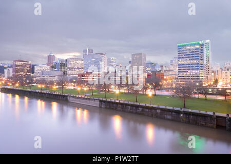 Bewölkt Skyline der Stadt mit Waterfront Park Stockfoto