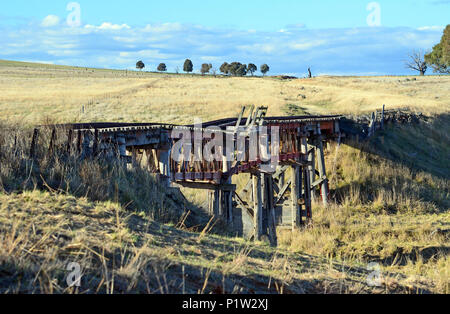 Alten, verlassenen hölzerne Eisenbahnbrücke über den Fluss Boorowa, in ländlichen Central West NSW, Australien Stockfoto