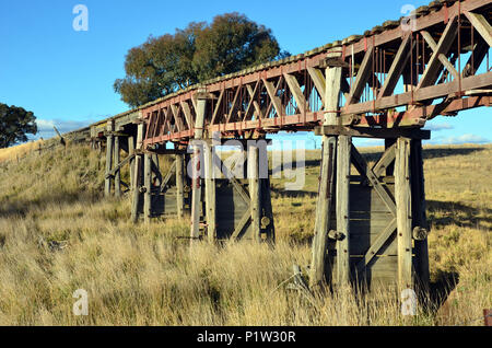 Alten, verlassenen hölzerne Eisenbahnbrücke über den Fluss Boorowa, in ländlichen Central West NSW, Australien Stockfoto