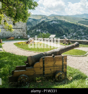 Blick von der Burg in Gjirokastra in Albanien. Die Altstadt ist der osmanischen und ein UNESCO-Weltkulturerbe. Stockfoto