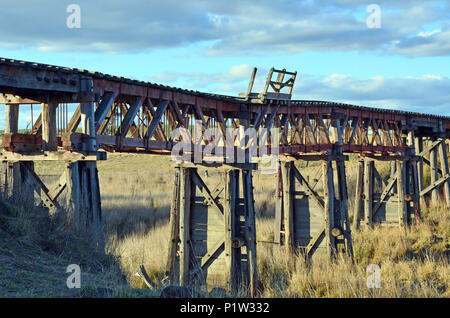 Alten, verlassenen hölzerne Eisenbahnbrücke über den Fluss Boorowa, in ländlichen Central West NSW, Australien Stockfoto