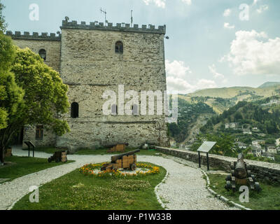 Blick von der Burg in Gjirokastra in Albanien. Die Altstadt ist der osmanischen und ein UNESCO-Weltkulturerbe. Stockfoto