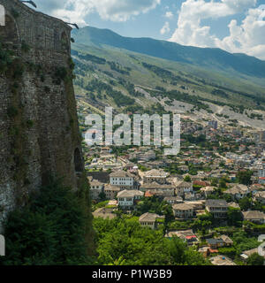 Blick von der Burg in Gjirokastra in Albanien. Die Altstadt ist der osmanischen und ein UNESCO-Weltkulturerbe. Stockfoto