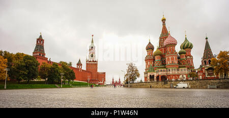 Moskau, Russland - Nov 4, 2016. Moskauer Kreml und dem Roten Platz entfernt. Kreml ist eine große befestigte zentralen Komplex in der historischen russischen Städten gefunden. Stockfoto