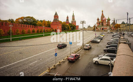 Moskau, Russland - Nov 4, 2016. Moskauer Kreml und dem Roten Platz entfernt. Kreml ist eine große befestigte zentralen Komplex in der historischen russischen Städten gefunden. Stockfoto