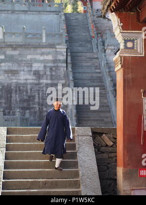 Der taoistische Mönch Wudang-tempel. Die Herkunft der Chinesischen daoistischen Kampfkunst, Tai Chi. Reisen in Hu Bei, China. Im Jahr 2014, 16. April. Stockfoto