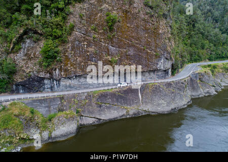 Falken Crag, und Buller River, Buller Gorge, State Highway 6 in der Nähe von Westport, West Coast, South Island, Neuseeland - drone Antenne Stockfoto