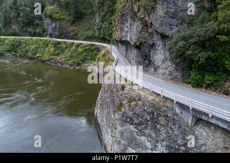 Falken Crag, und Buller River, Buller Gorge, State Highway 6 in der Nähe von Westport, West Coast, South Island, Neuseeland - drone Antenne Stockfoto