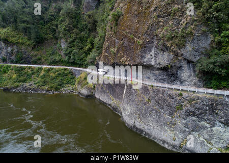 Wohnmobil an den Falken Crag, und Buller River, Buller Gorge, State Highway 6 in der Nähe von Westport, West Coast, South Island, Neuseeland - drone Antenne Stockfoto