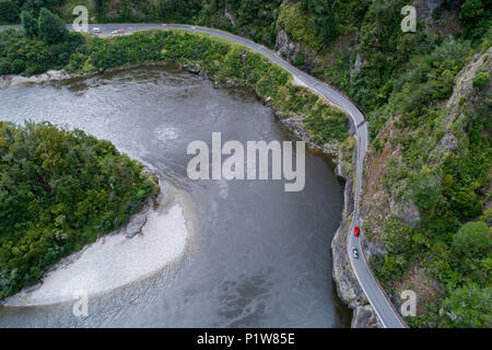 Falken Crag, und Buller River, Buller Gorge, State Highway 6 in der Nähe von Westport, West Coast, South Island, Neuseeland - drone Antenne Stockfoto