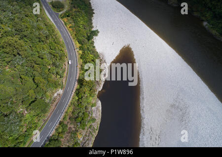 State Highway 6 und Buller River, Buller Gorge, in der Nähe von Westport, West Coast, South Island, Neuseeland - drone Antenne Stockfoto