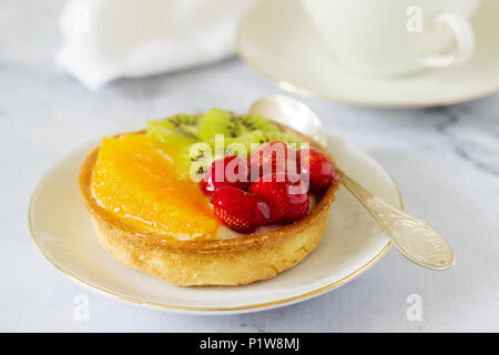 Mini Kuchen oder Torte mit Vanillesauce und verschiedene Früchte in Gelee. Selektive konzentrieren. Stockfoto