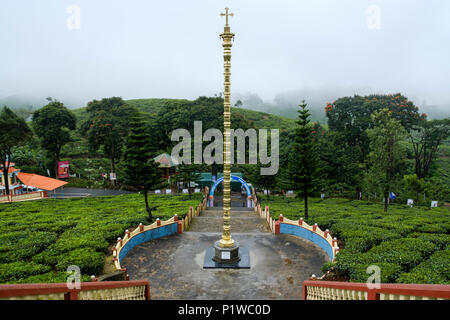 Goldene Säule und Kreuz als gesehen vom Unsere Liebe Frau von der guten Gesundheit Kirche (Pattumala Matha Kirche), Pattumala, Kerala, Indien. Stockfoto