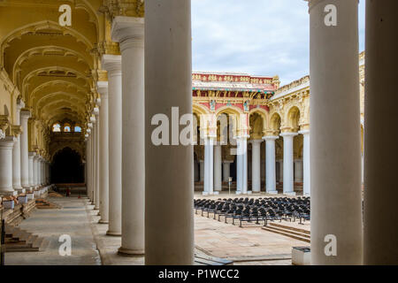 Flur und im Innenhof des 17. Jahrhunderts Thirumalai Nayak Palast, Madurai, Tamil Nadu, Indien. Stockfoto