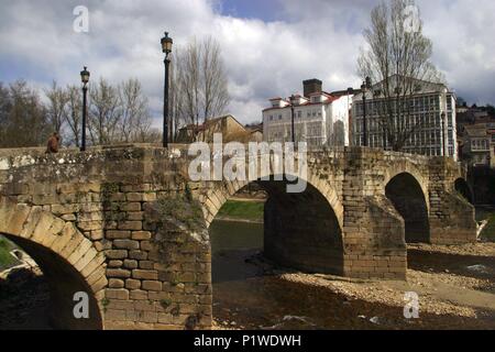 Monforte de Lemos; puente Romano/románico sobre el Río Cabe + Torre del Homenaje en alto Monte San Vicente. Stockfoto