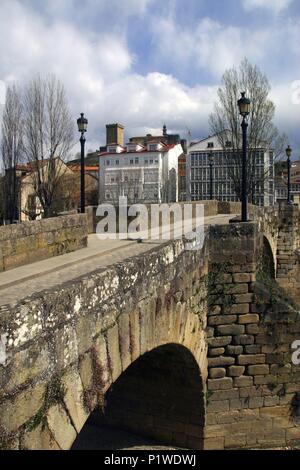 Monforte de Lemos; puente Romano/románico sobre el Río Cabe + Torre del Homenaje en alto Monte San Vicente. Stockfoto