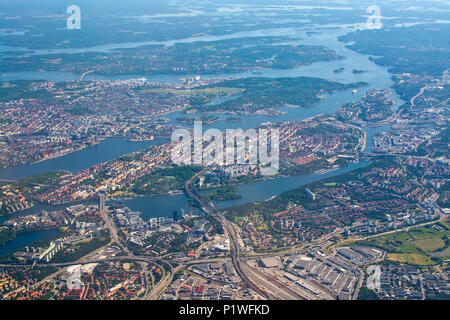 STOCKHOLM, Schweden - 1. JUNI 2018: Luftaufnahme über Stockholm, Sodermalm, Altstadt Insel Djurgarden, während an Bord den Flughafen Arlanda an einem sonnigen Stockfoto