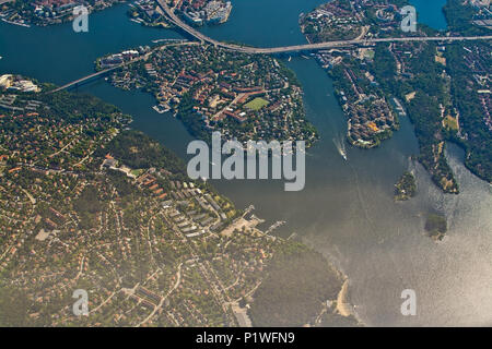 STOCKHOLM, Schweden - 1. JUNI 2018: Luftaufnahme über Stockholm, Essingeleden und Traneberg Brücke in Bromma, während an Bord den Flughafen Arlanda auf einem Sun Stockfoto