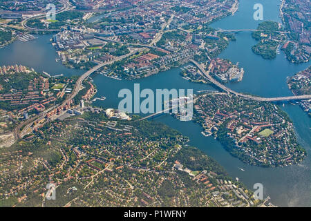 STOCKHOLM, Schweden - 1. JUNI 2018: Luftaufnahme über Stockholm, Essingeleden und Traneberg Brücke in Bromma, während an Bord den Flughafen Arlanda auf einem Sun Stockfoto