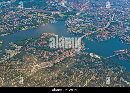 STOCKHOLM, Schweden - 1. JUNI 2018: Luftaufnahme über Stockholm, Essingeleden und Traneberg Brücke in Bromma, während an Bord den Flughafen Arlanda auf einem Sun Stockfoto