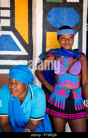 Lesedi Cultural Village, SOUTH AFRICA - 4. November 2016: Zulu-Frauen in bunten traditionellen Wulst arbeiten Kostüm. Stockfoto