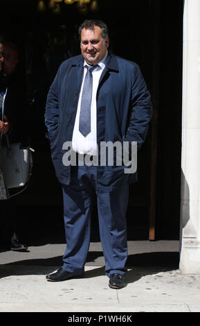 Ehemalige Pimlico Klempner Mitarbeiter Gary Smith an der britischen Supreme Court, Parliament Square, London, für das Urteil im Fall Klempner Verträge, was gesagt wird, "enorme Konsequenzen für die gig Wirtschaft. Stockfoto