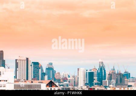 Vogel Blick über die Stadtlandschaft mit Sonne und Wolken am Morgen. Platz kopieren. Bangkok. Pastelltönen Stockfoto