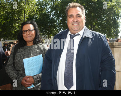 Ehemalige Pimlico Klempner Mitarbeiter Gary Smith verlässt die britische Supreme Court, Parliament Square, London, nach dem Urteil im Fall Klempner Verträge, was gesagt wird, "enorme Konsequenzen für die gig Wirtschaft. Stockfoto