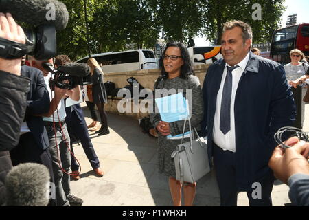 Ehemalige Pimlico Klempner Mitarbeiter Gary Smith verlässt die britische Supreme Court, Parliament Square, London, nach dem Urteil im Fall Klempner Verträge, was gesagt wird, "enorme Konsequenzen für die gig Wirtschaft. Stockfoto