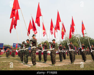 Kämpfer der Monland Restaurierung Armee in einer Parade zu Mon National Day in Mon, östlichen Myanmar feiern Stockfoto